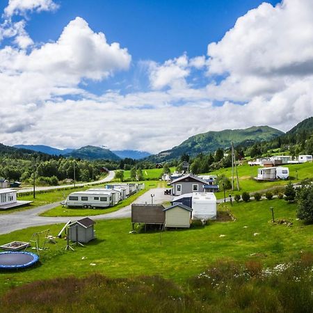 Smordal Hytteutleie Og Camping Hotell Nordfjordeid Exteriör bild