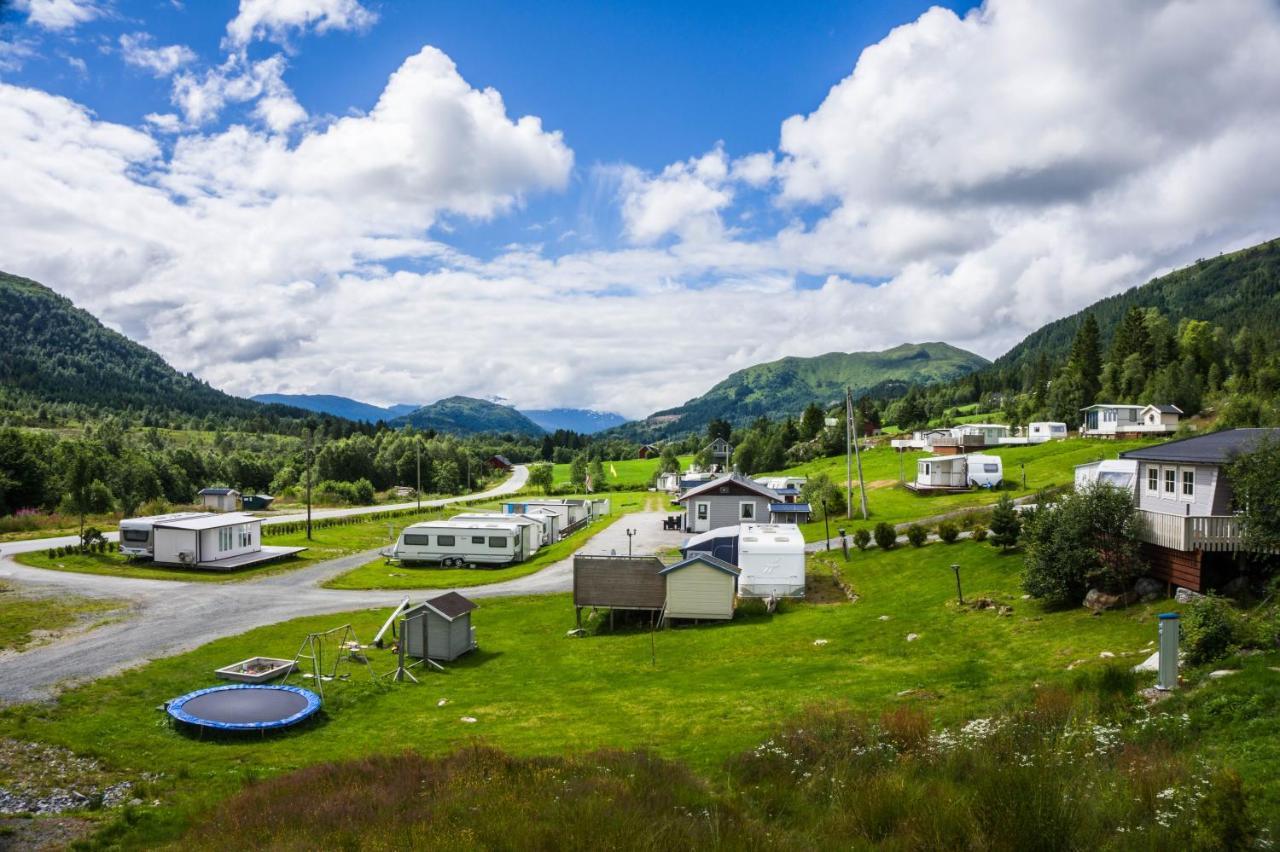 Smordal Hytteutleie Og Camping Hotell Nordfjordeid Exteriör bild