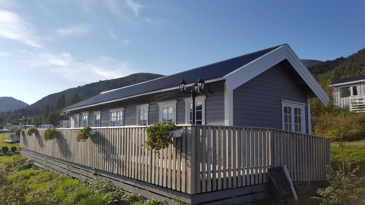 Smordal Hytteutleie Og Camping Hotell Nordfjordeid Exteriör bild